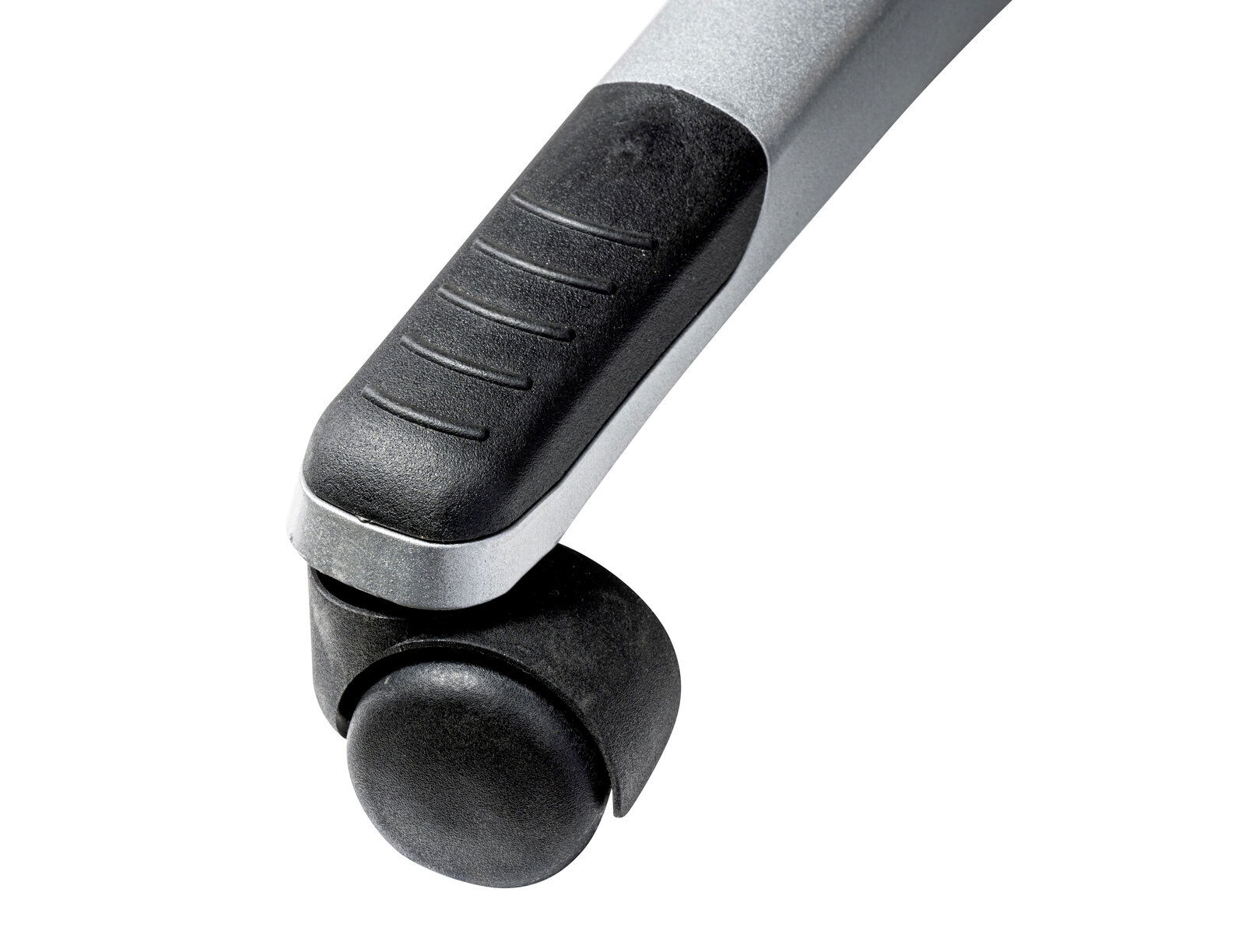 Nahaufnahme einer schwarzen Stuhlrolle mit silbernem Arm, seitliche Perspektive