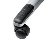 Nahaufnahme einer schwarzen Stuhlrolle mit silbernem Arm, seitliche Perspektive