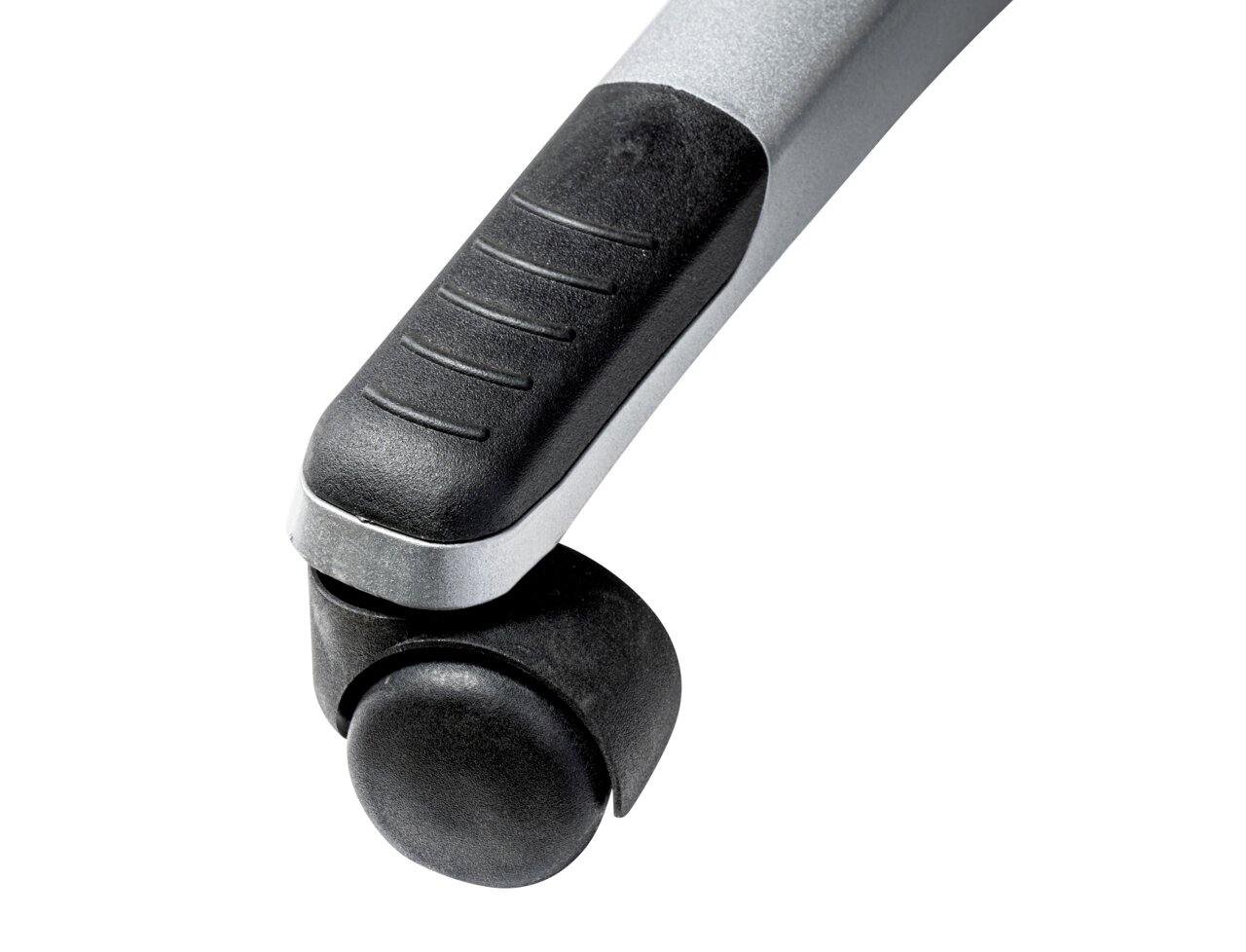 Nahaufnahme einer schwarzen Stuhlrolle mit silbernem Arm, seitliche Perspektive