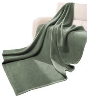 Grüne Wohndecke 150 x 200 cm, drapiert über einem weißen Sofa, Vorderansicht