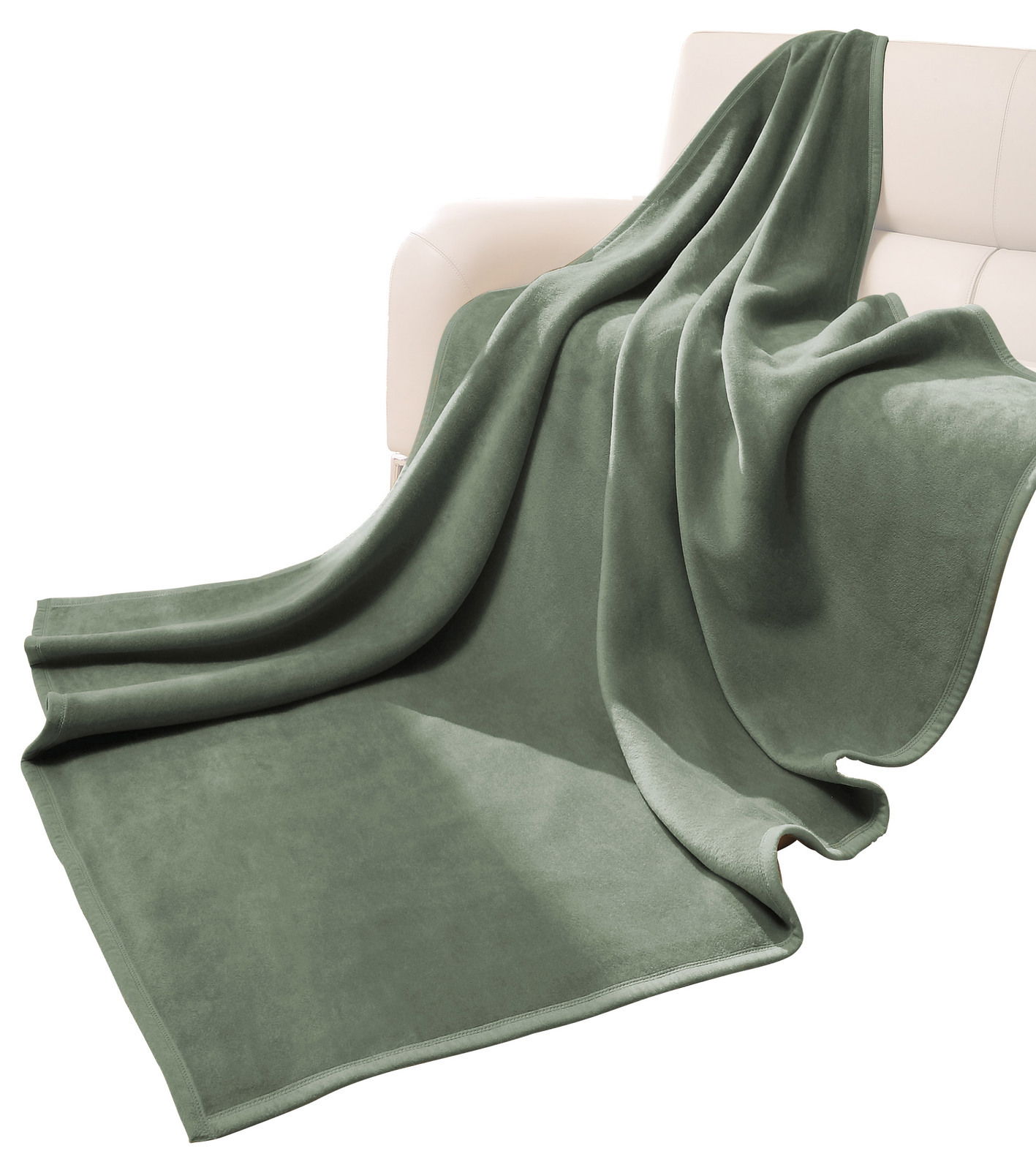 biederlack Wohndecke THERMOSOFT UNI Grüne Wohndecke 150 x 200 cm, drapiert über einem weißen Sofa, Vorderansicht