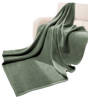 Grüne Wohndecke 150 x 200 cm, drapiert über einem weißen Sofa, Vorderansicht