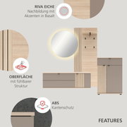 Frontansicht eines modernen Garderoben-Sets in Riva Eiche Nachbildung mit basaltfarbenen Akzenten, bestehend aus Spiegel, Wandpaneel mit Haken, Kommode und Schuhschrank; Oberfläche mit fühlbarer Struktur und ABS-Kantenschutz.