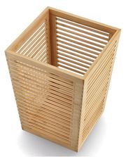 Moderner Papierkorb aus Bambus mit Gitterdesign, aus der Vogelperspektive fotografiert.