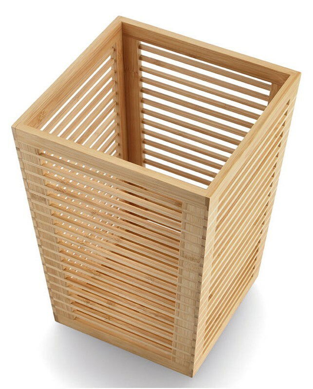 Moderner Papierkorb aus Bambus mit Gitterdesign, aus der Vogelperspektive fotografiert.