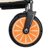 Nahaufnahme eines Rades eines elektrischen Bollerwagens Falko, seitliche Perspektive, mit orangefarbenem Rad und schwarzer Halterung.