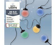 Bunte Partylichterkette mit schwarzen Kabeln, bestehend aus roten, blauen, gelben und grünen Glühbirnen, aus der Vogelperspektive.