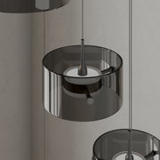 Moderne LED-hanglamp met rookgrijs glas en zwart metaal, zijaanzicht