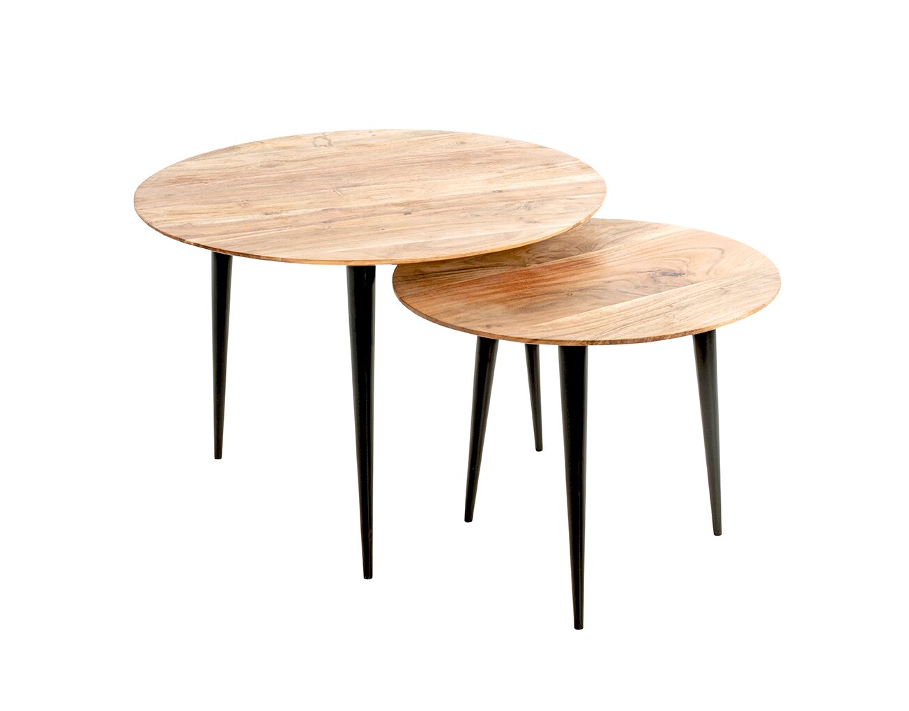 Zweiteiliges Set runder Beistelltische mit hellen Holzplatten und schwarzen, konischen Beinen, schräg von vorne in leichter Aufsicht fotografiert.