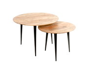 Zweiteiliges Set runder Beistelltische mit hellen Holzplatten und schwarzen, konischen Beinen, schräg von vorne in leichter Aufsicht fotografiert.
