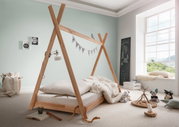 Houten tipi-bed in een lichte kinderkamer met versieringen en speelgoed, zijaanzicht