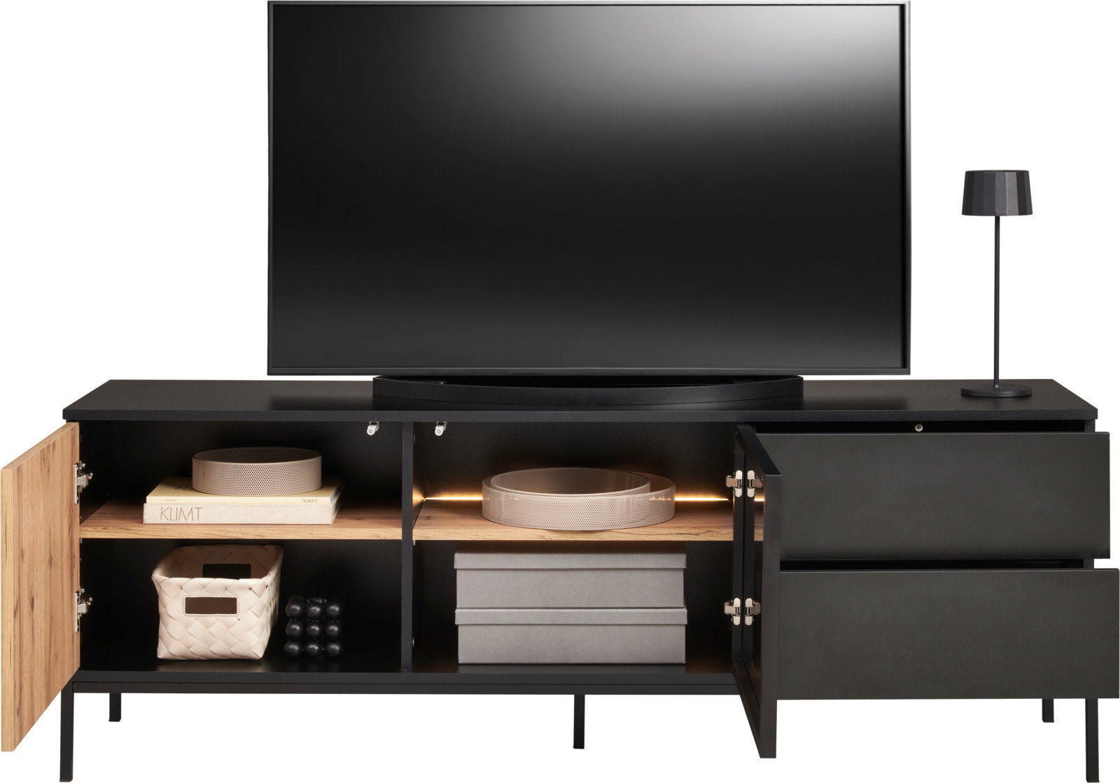 TV-Lowboard in schwarzem Design mit offenen Türen, zeigt Innenfächer mit Dekorationen, frontal betrachtet.