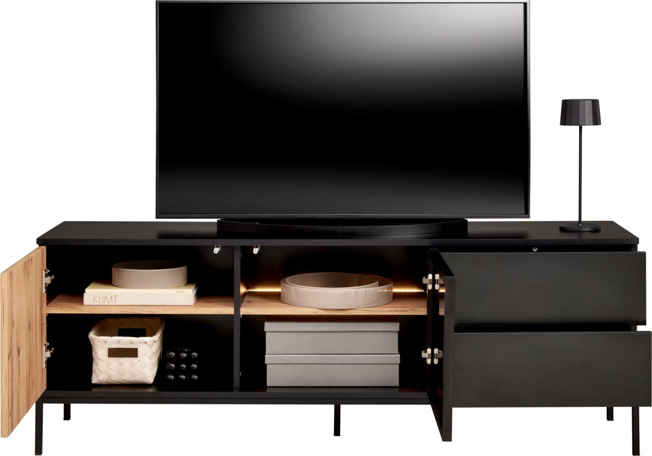 TV-Lowboard in schwarzem Design mit offenen Türen, zeigt Innenfächer mit Dekorationen, frontal betrachtet.