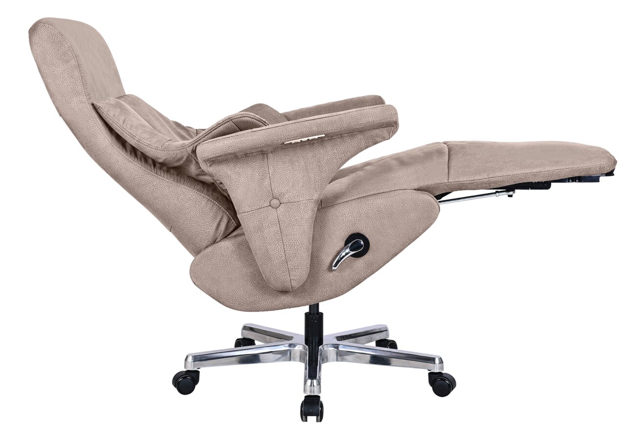 Seitliche Ansicht eines beigen Chefsessels mit Liegefunktion und verstellbarer Rückenlehne auf einem drehbaren Metallfuß mit Rollen.