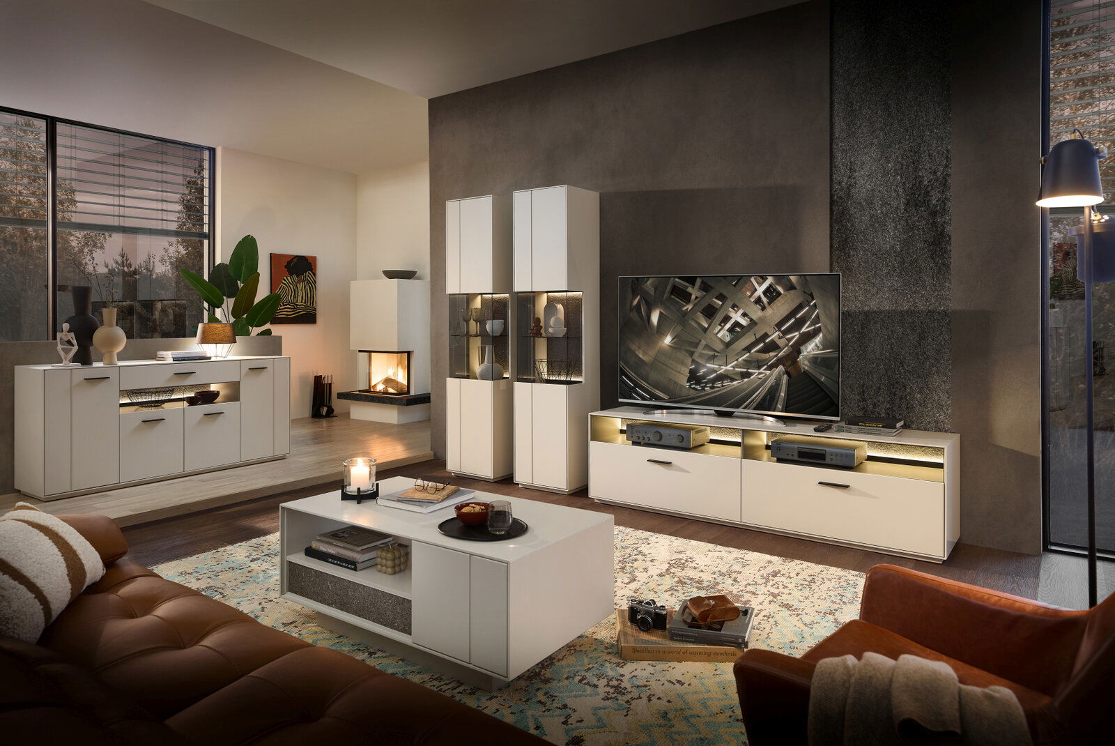 Zurbrüggen Vitrine COMO Moderne Wohnzimmeransicht mit eleganter weißer Vitrine, die von vorne gezeigt wird, umgeben von stilvollen Möbeln und Dekorationen.