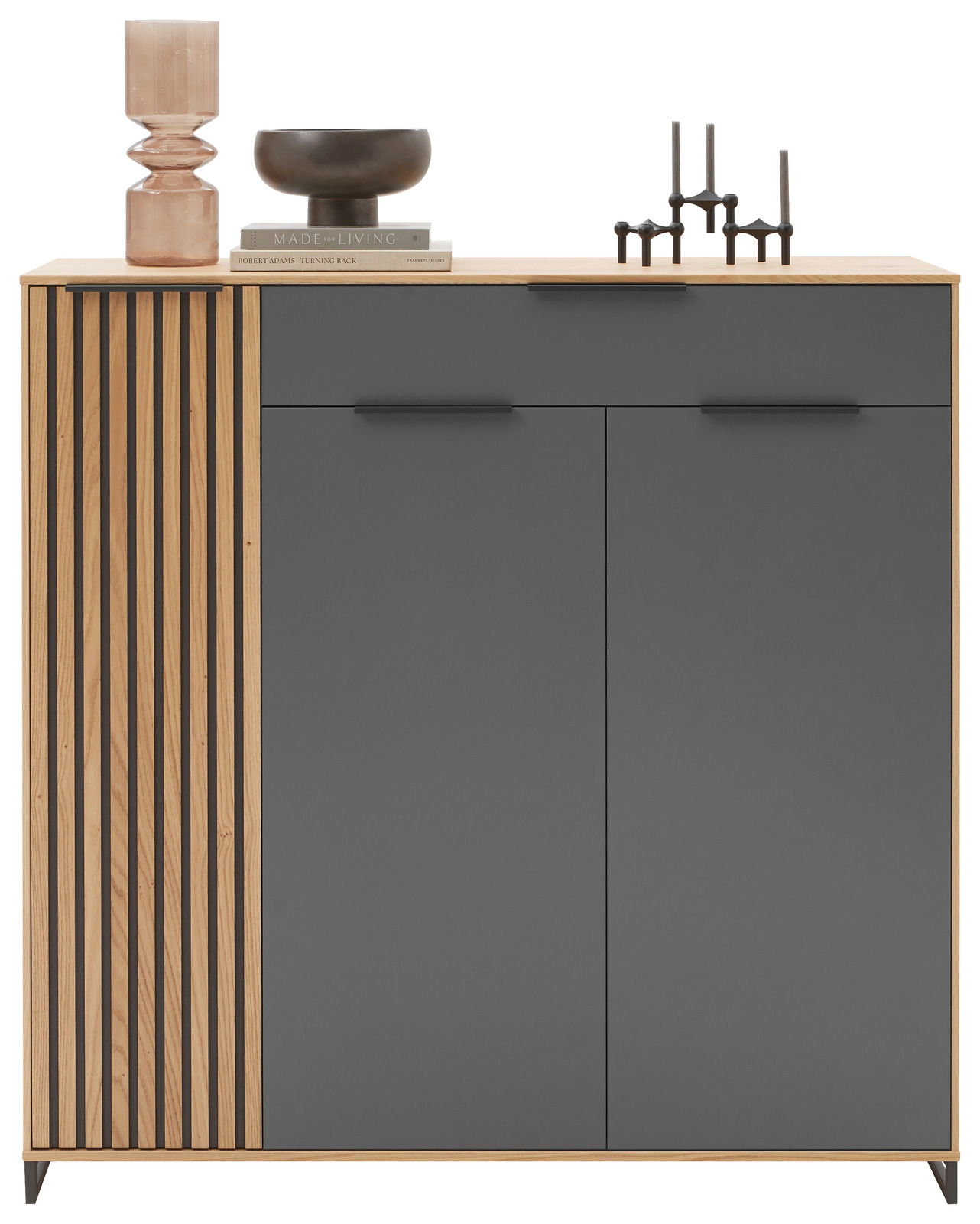 Moderner XL-Schuhschrank in Holzoptik mit grauen Türen, dekoriert mit Vasen und Kerzenhaltern, Frontalansicht.