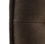 Nahaufnahme einer braunen, gepolsterten Bank aus Stoff, seitliche Perspektive