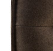 Nahaufnahme einer braunen, gepolsterten Bank aus Stoff, seitliche Perspektive