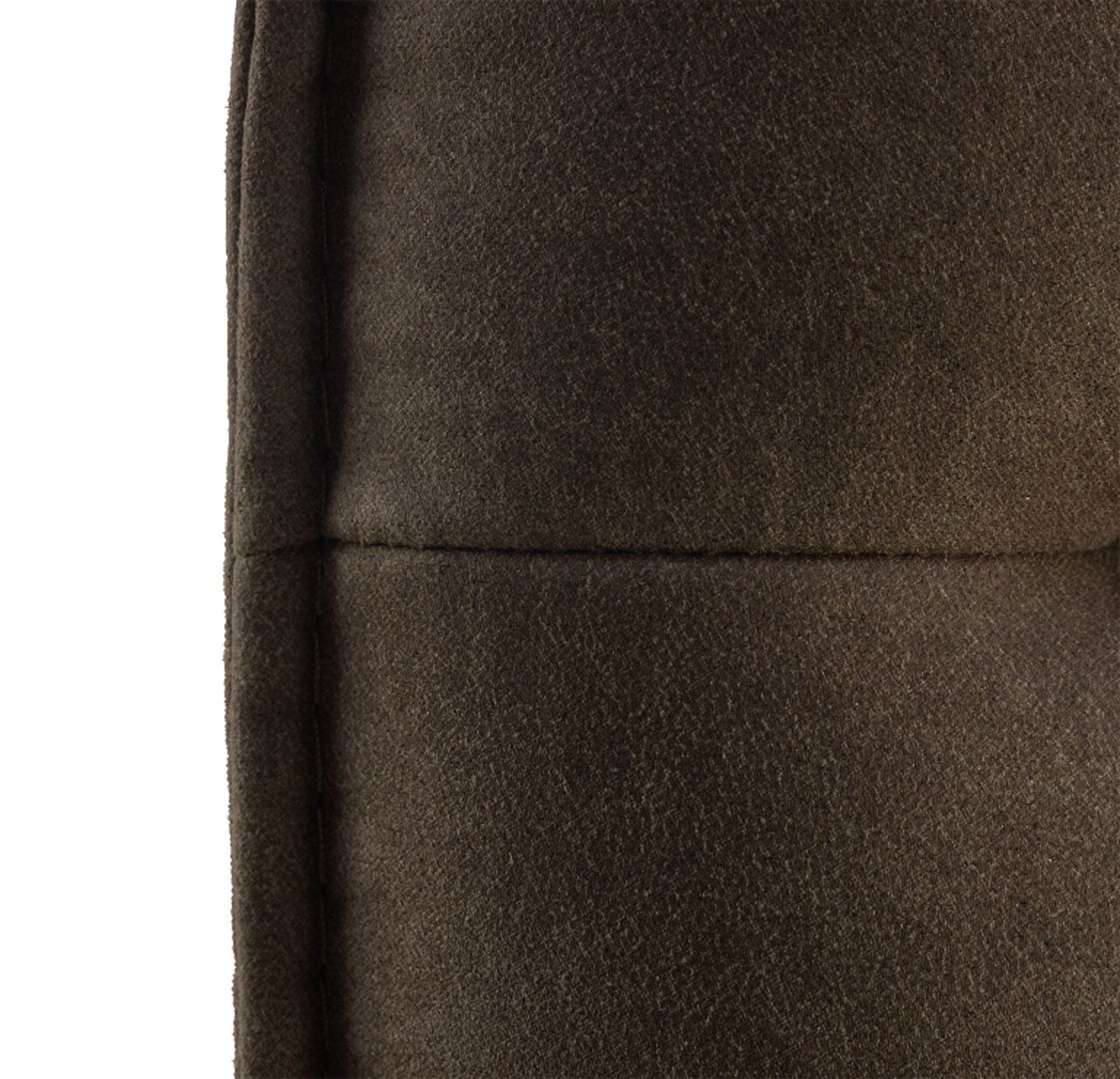 Nahaufnahme einer braunen, gepolsterten Bank aus Stoff, seitliche Perspektive