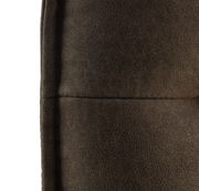 Nahaufnahme einer braunen, gepolsterten Bank aus Stoff, seitliche Perspektive