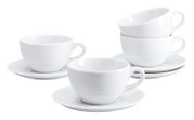 Weiße Kaffeetassen mit Untertassen im Set, eine Tasse vorne, eine links und zwei rechts gestapelt, seitliche Ansicht in leichter Schrägperspektive auf weißem Hintergrund