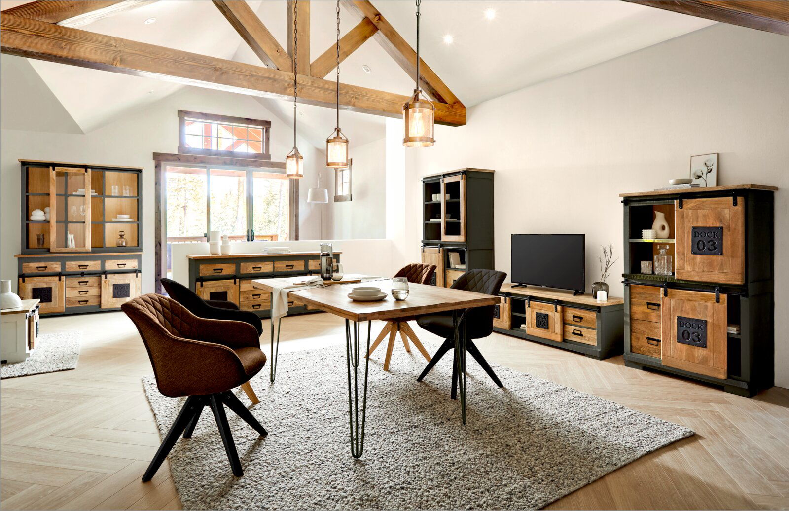 Landscape Stuhl COOL Esszimmer mit modernem Holztisch und zwei gepolsterten Stühlen in einem hellen Raum mit Holzbalkendecke, seitliche Perspektive