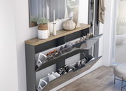 Moderner Hängeschuhschrank mit drei ausklappbaren Fächern, gefüllt mit Schuhen, in einer stilvollen Inneneinrichtung. Perspektive von schräg vorne.