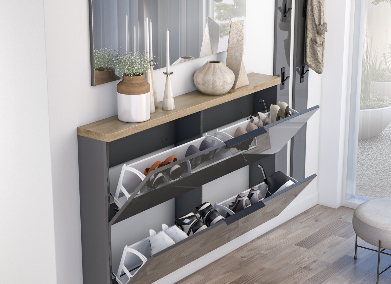 Moderner Hängeschuhschrank mit drei ausklappbaren Fächern, gefüllt mit Schuhen, in einer stilvollen Inneneinrichtung. Perspektive von schräg vorne.