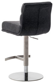 Achterkant van een moderne barkruk met grijze stoffen bekleding en een verchroomd onderstel.