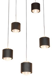 Moderne LED-Hängeleuchte mit fünf zylinderförmigen, schwarzen Schirmen, von unten betrachtet.