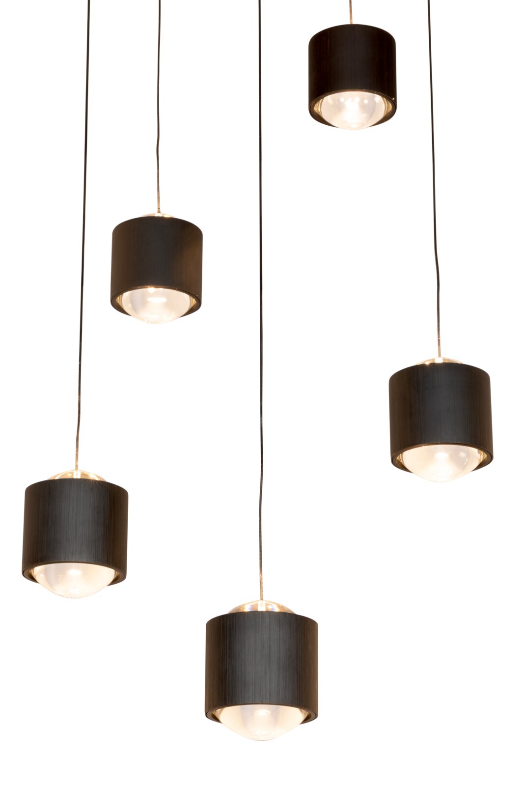 Moderne LED-hanglamp met vijf cilindervormige, zwarte kappen, gezien van onderaf.