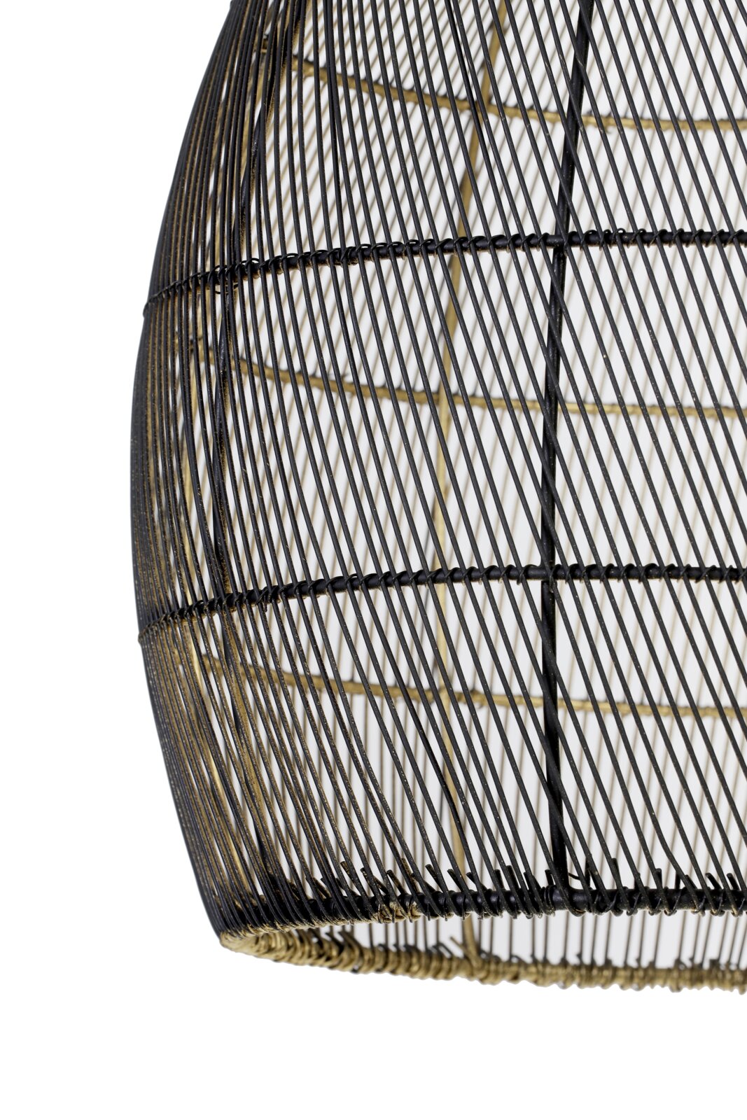 Detailaanzicht van een bolvormige lampenkap met fijne zwarte metalen spijlen en goudkleurige accenten tegen een witte achtergrond