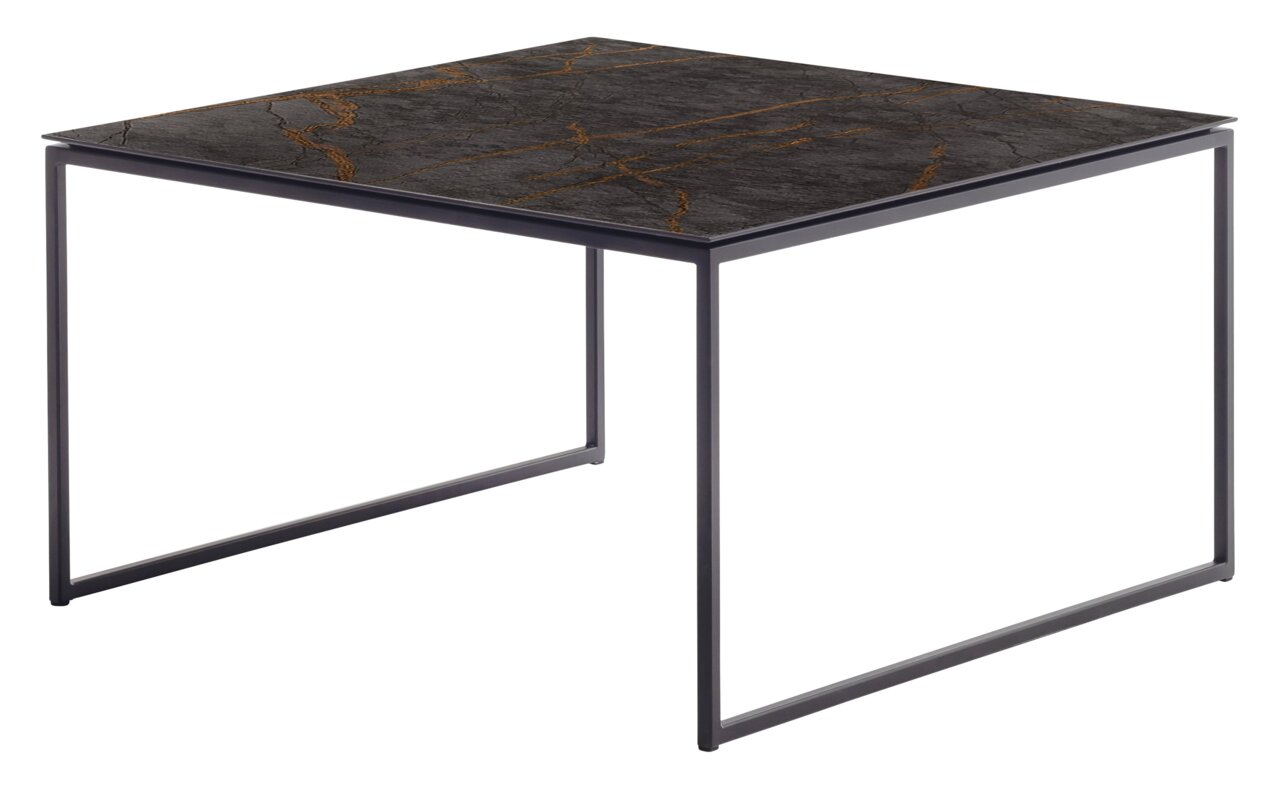 Moderner Beistelltisch mit quadratischer, dunkler Tischplatte und filigranem Metallgestell, seitliche Perspektive.