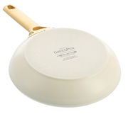 Unteransicht einer Pfanne mit beigem Griff und Magneto-Technologie, geeignet für alle Herdarten inklusive Induktion.