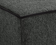 Nahaufnahme einer Ecke eines grauen Schlafsofas mit strukturierter Stoffoberfläche, perspektivisch von oben betrachtet.