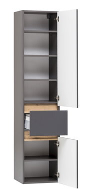 Hochschrank mit grauem Korpus, weißen Türen und einer Holzschublade, frontal geöffnet.