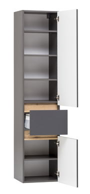 Hochschrank mit grauem Korpus, weißen Türen und einer Holzschublade, frontal geöffnet.