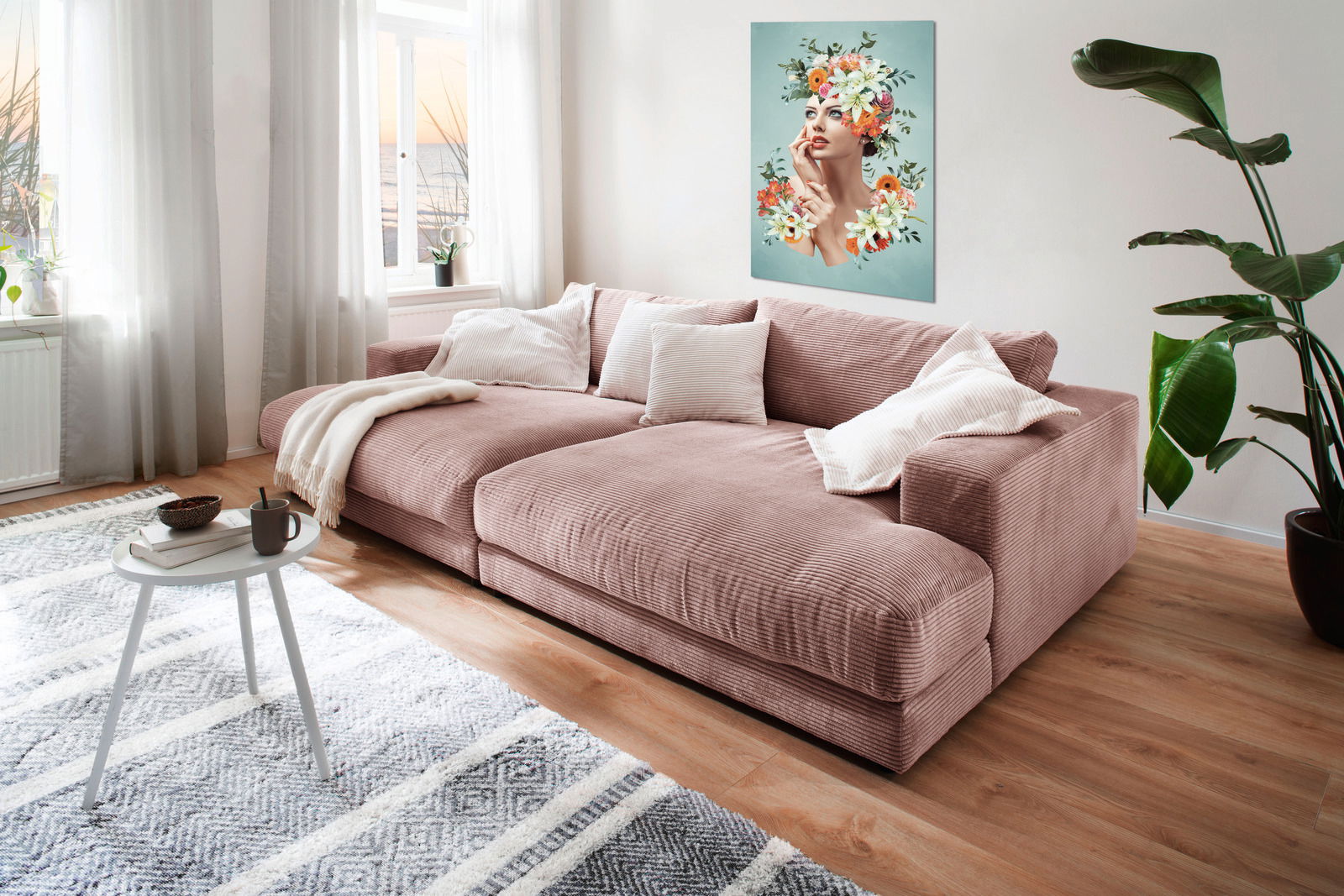 Gemütliches kleines Megasofa in einem modernen Wohnzimmer, seitliche Perspektive, mit weichen Kissen und einer Decke dekoriert, umgeben von Pflanzen und einem kleinen Beistelltisch.