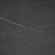 Draufsicht auf eine dunkle, marmorierte Tischplatte mit feinen, hellen Adern.