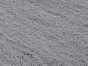 Nahaufnahme eines grauen Fellteppichs aus der Vogelperspektive