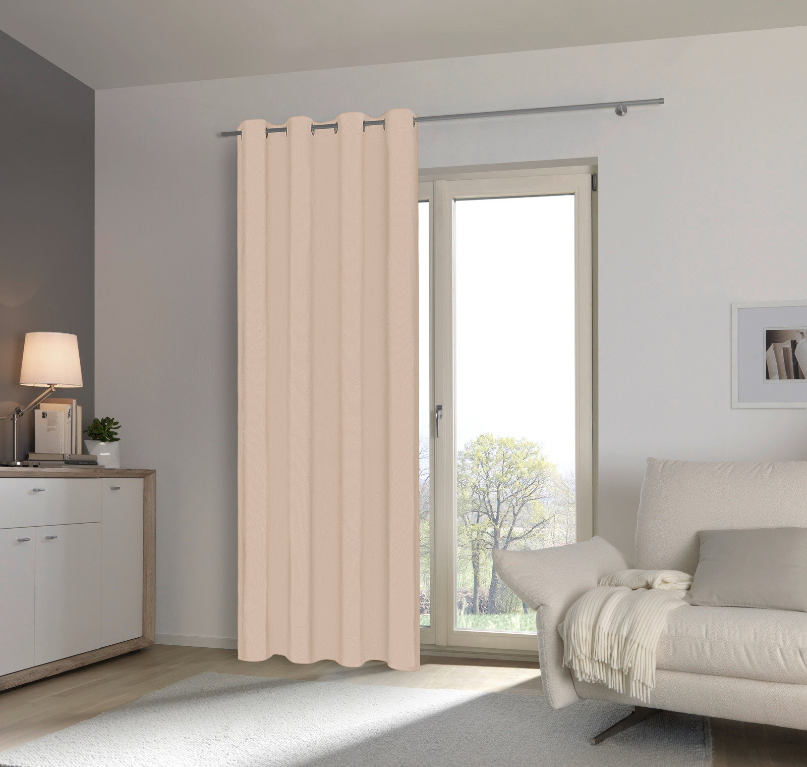 Beiger Ösenschal vor einem Fenster in einem modernen Wohnzimmer, seitliche Perspektive