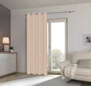 Beiger Ösenschal vor einem Fenster in einem modernen Wohnzimmer, seitliche Perspektive