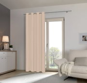 Beiger Ösenschal vor einem Fenster in einem modernen Wohnzimmer, seitliche Perspektive