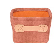 Kleiner quadratischer Badkorb in Altrosa mit orangefarbenem Innenfutter und dekorativem Griff, Vorderansicht.