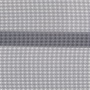 Nahaufnahme eines grauen Netzgewebes, das als Material für einen Gartenstuhl verwendet wird, von oben betrachtet.