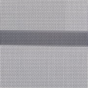 Nahaufnahme eines grauen Netzgewebes, das als Material für einen Gartenstuhl verwendet wird, von oben betrachtet.