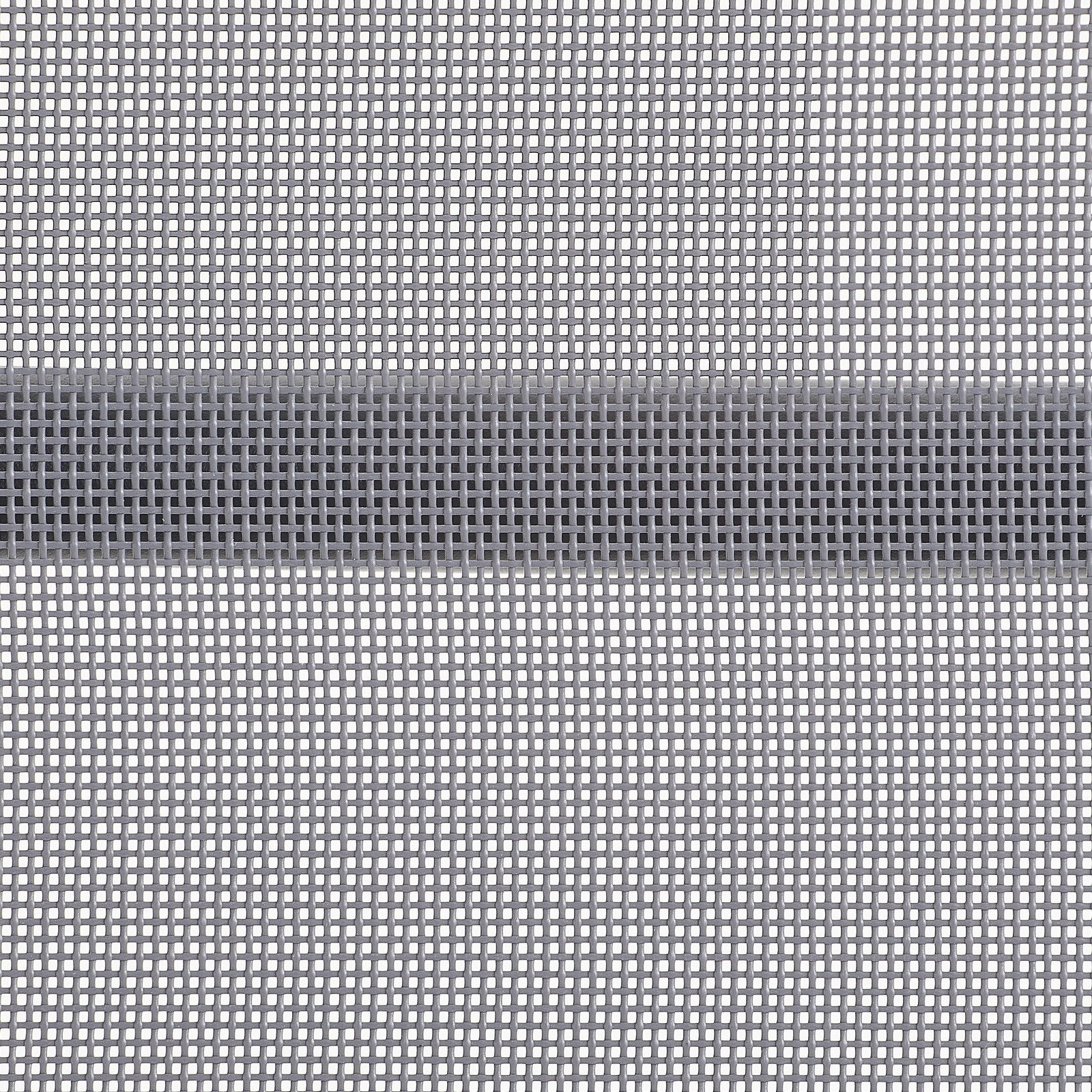 Nahaufnahme eines grauen Netzgewebes, das als Material für einen Gartenstuhl verwendet wird, von oben betrachtet.