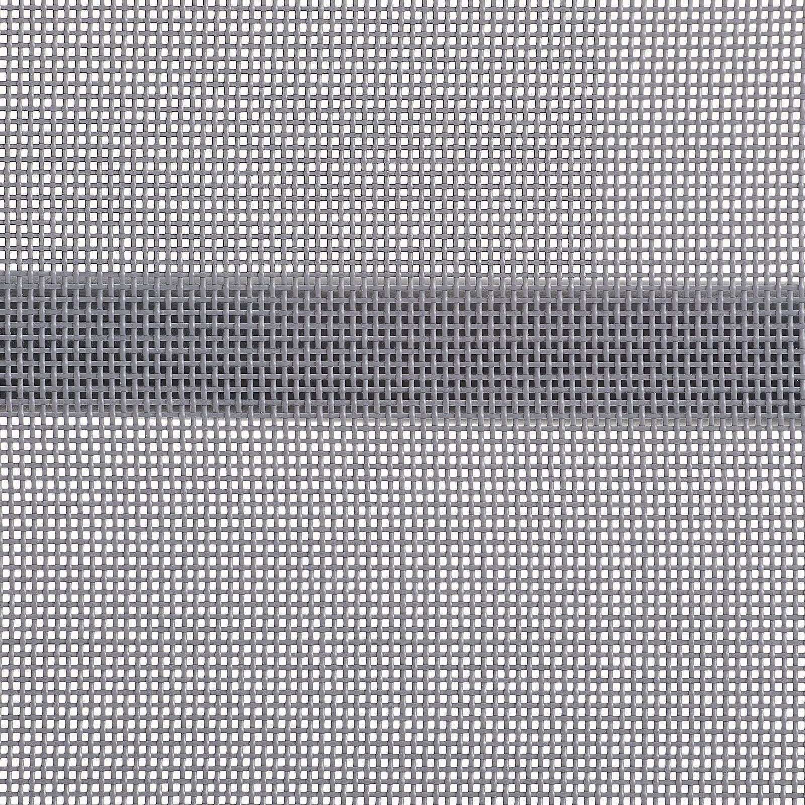 Nahaufnahme eines grauen Netzgewebes, das als Material für einen Gartenstuhl verwendet wird, von oben betrachtet.