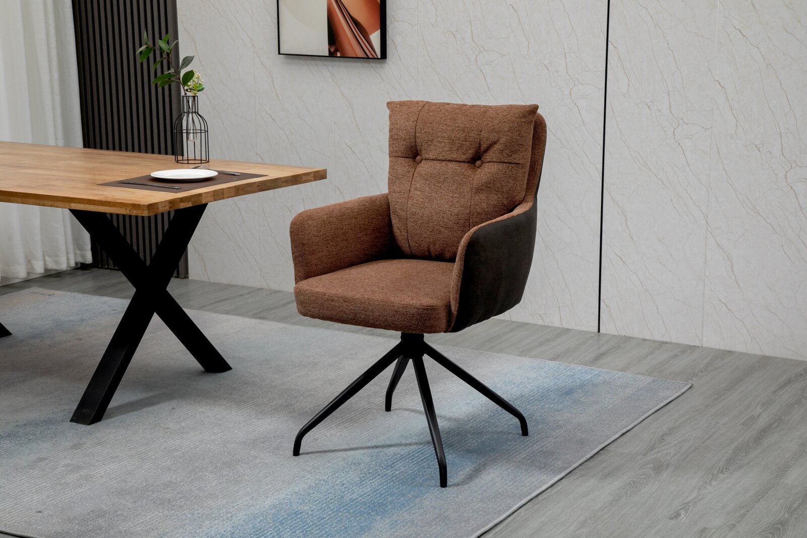 Moderne bruine fauteuil met een zwart metalen frame, gezien vanaf de zijkant, naast een houten tafel in een stijlvolle ruimte.