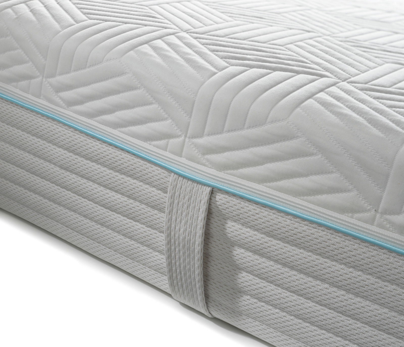 Nahaufnahme einer Gel-Kaltschaummatratze mit gestepptem Muster und blauer Zierleiste, seitliche Perspektive.